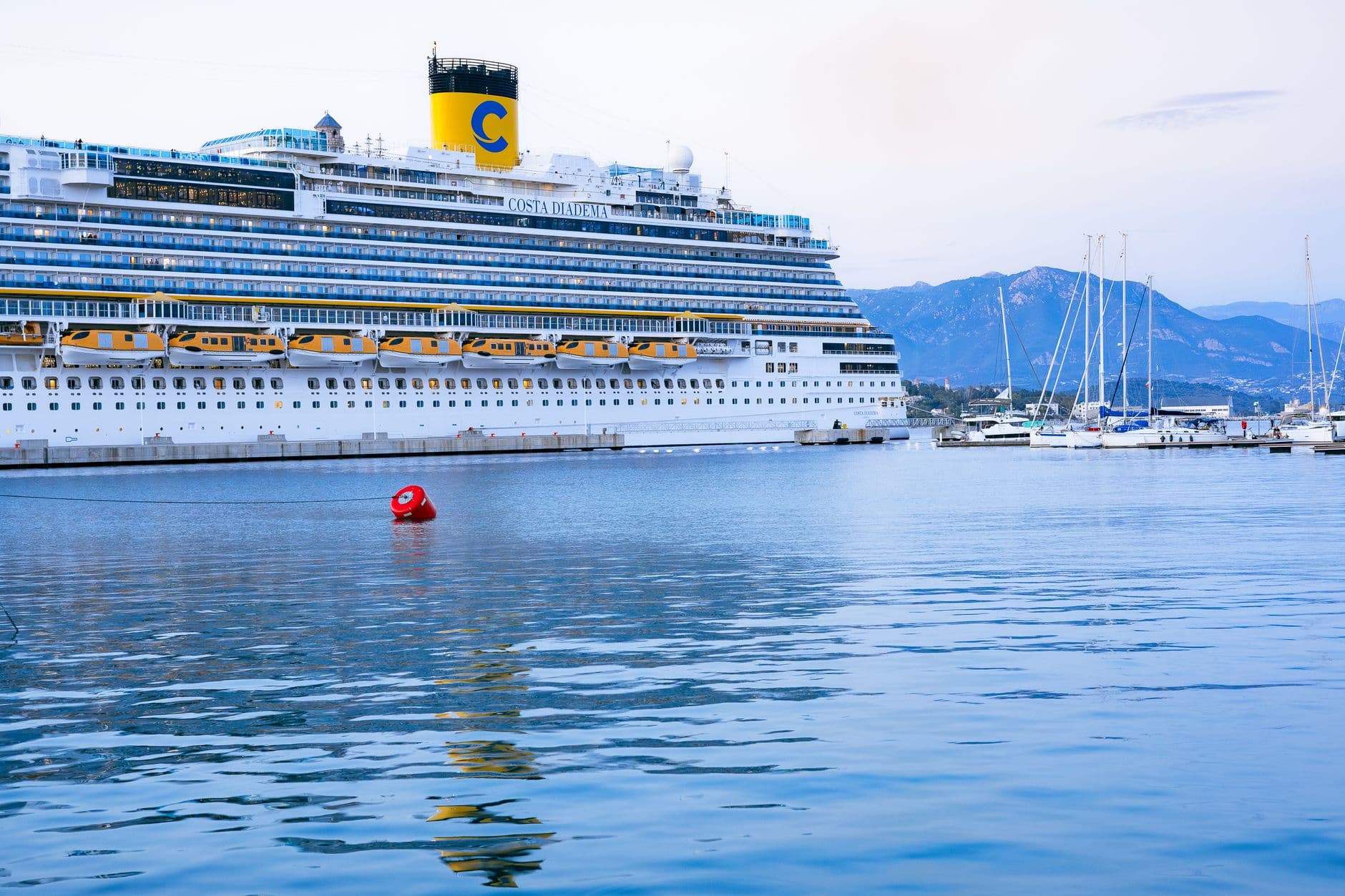 Marmaris'e üç dev kruvaziyer gemisiyle 12 bin yolcu geliyor