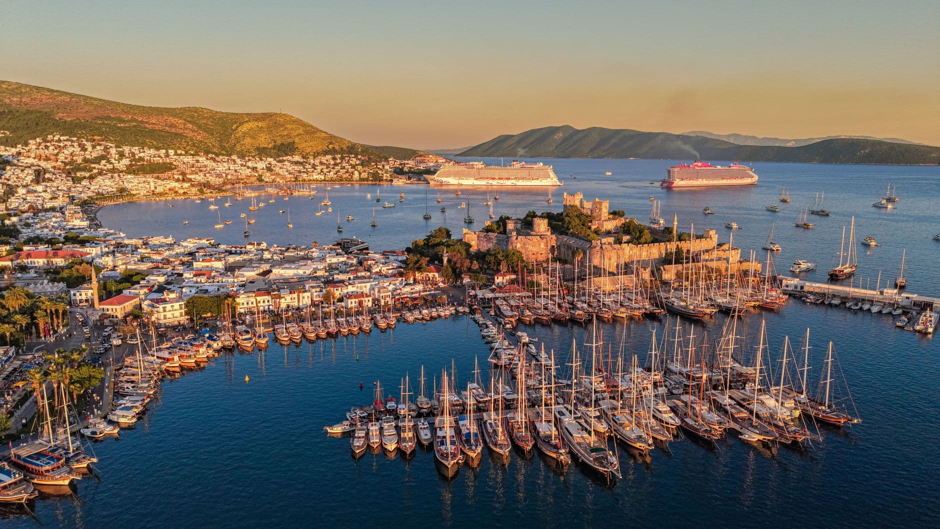 Malta bayraklı Aroya kruvaziyer gemisi Bodrum'a 2 bin 360 turist getirdi