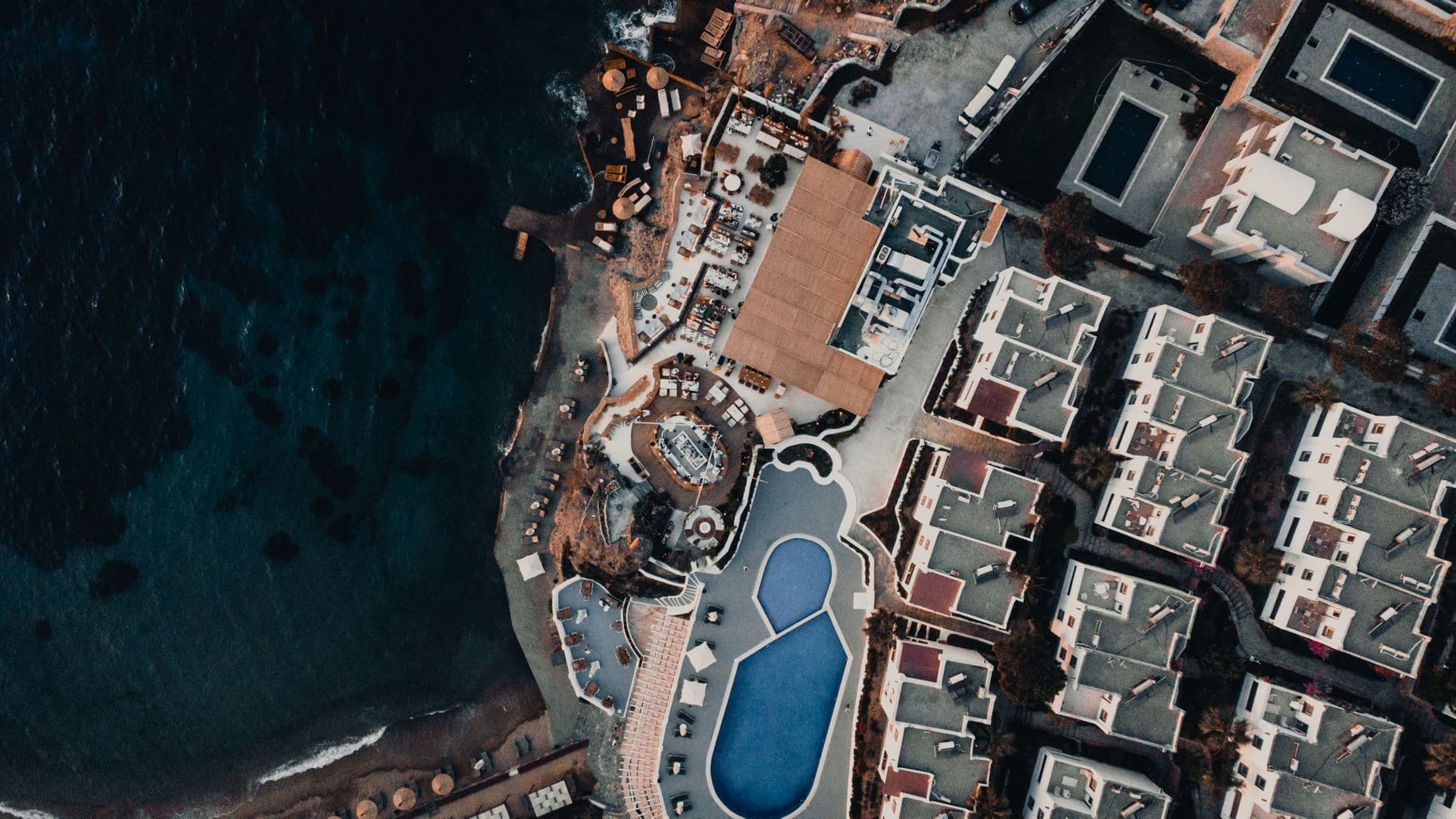 Çeşme turizm sektörü doluluk oranlarını savunurken altyapı sorunlarıyla mücadele ediyor
