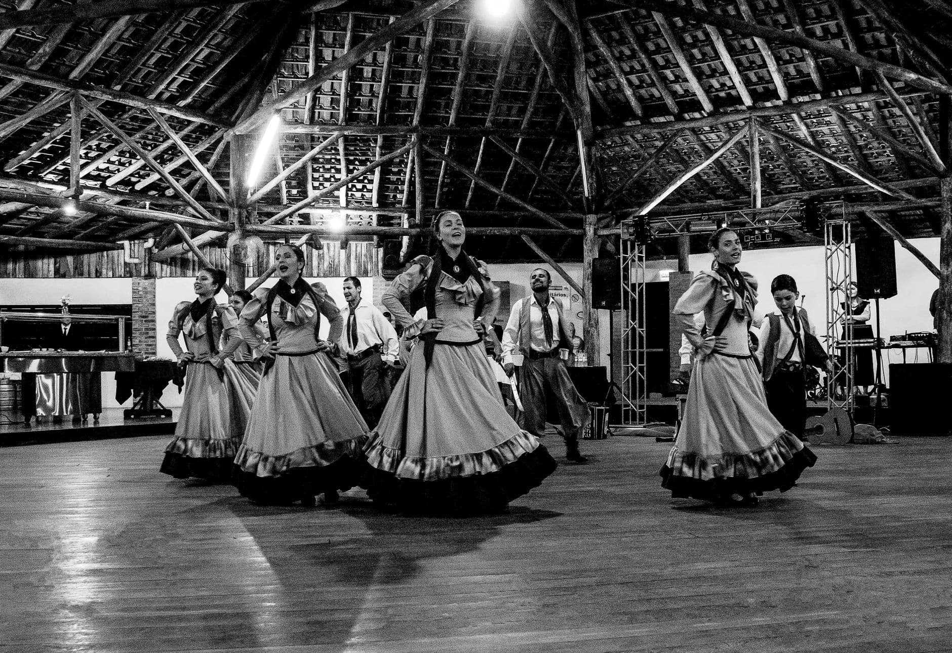 Rize'de 15. Uluslararası Tulum ve Halk Dansları Festivali tahta araba yarışıyla renklendi