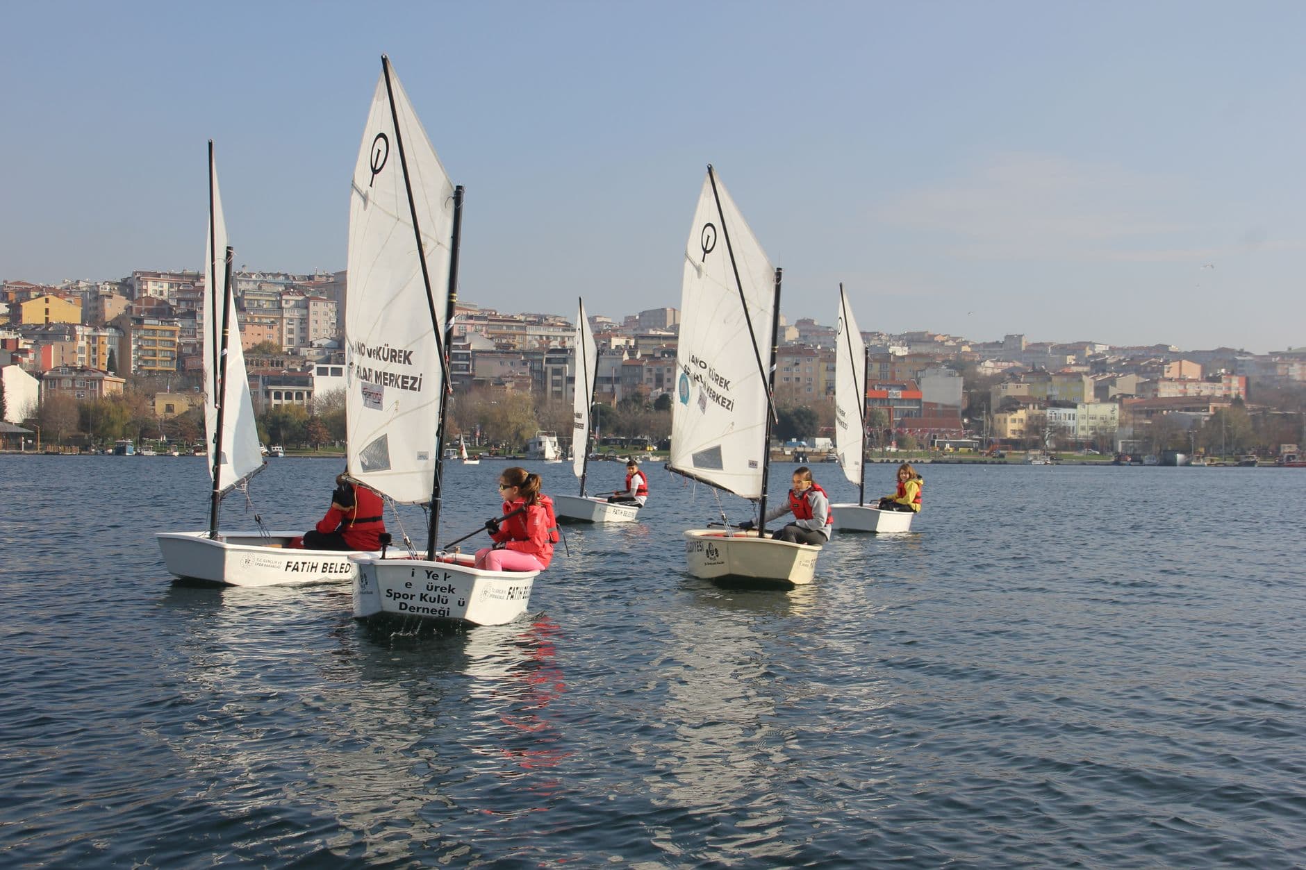 Kars'ta 32 sporcu Optimist Yelken eğitimi almaya başladı