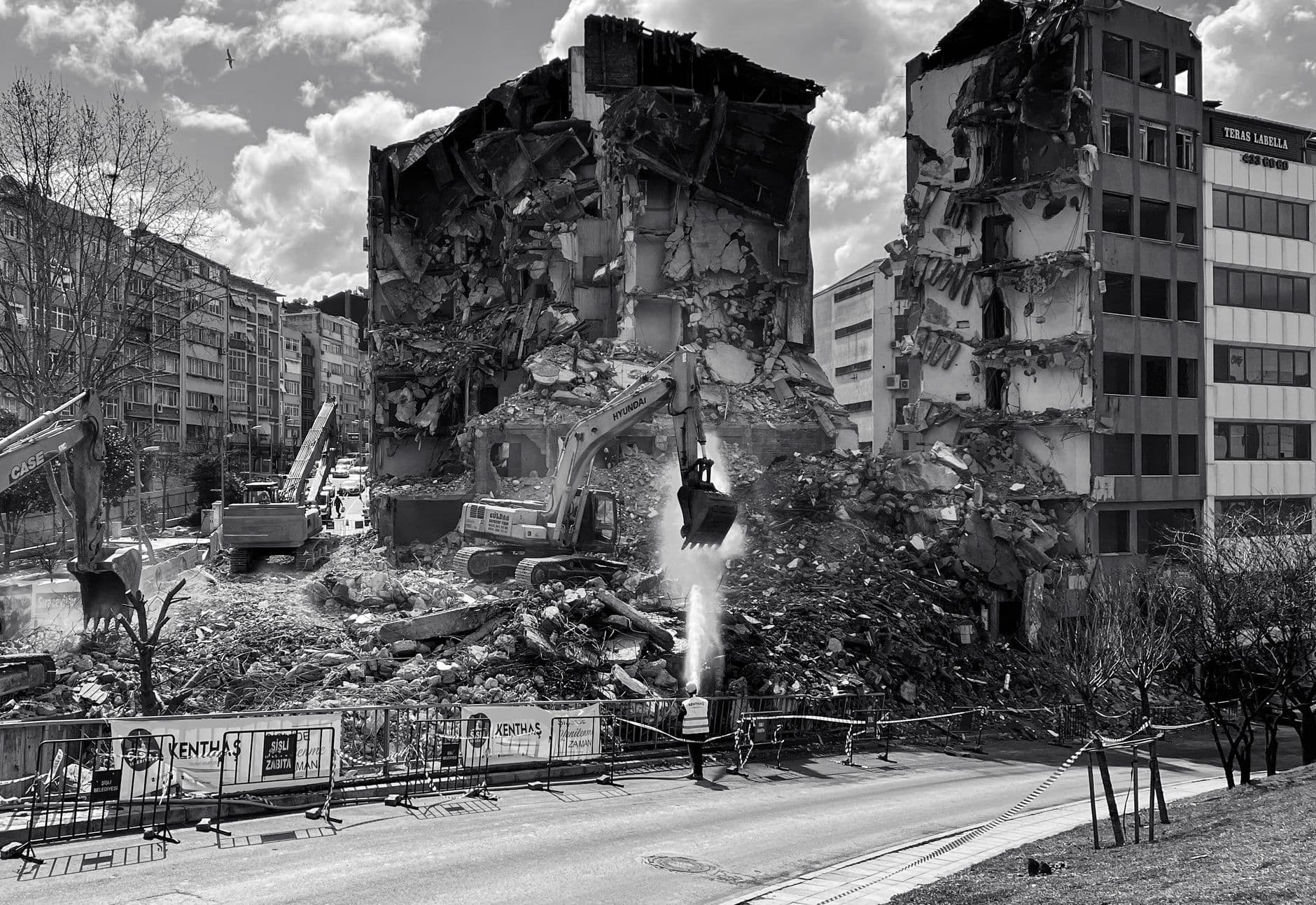 İstanbul Riva'daki 186 odalı atıl otel yıkıldı