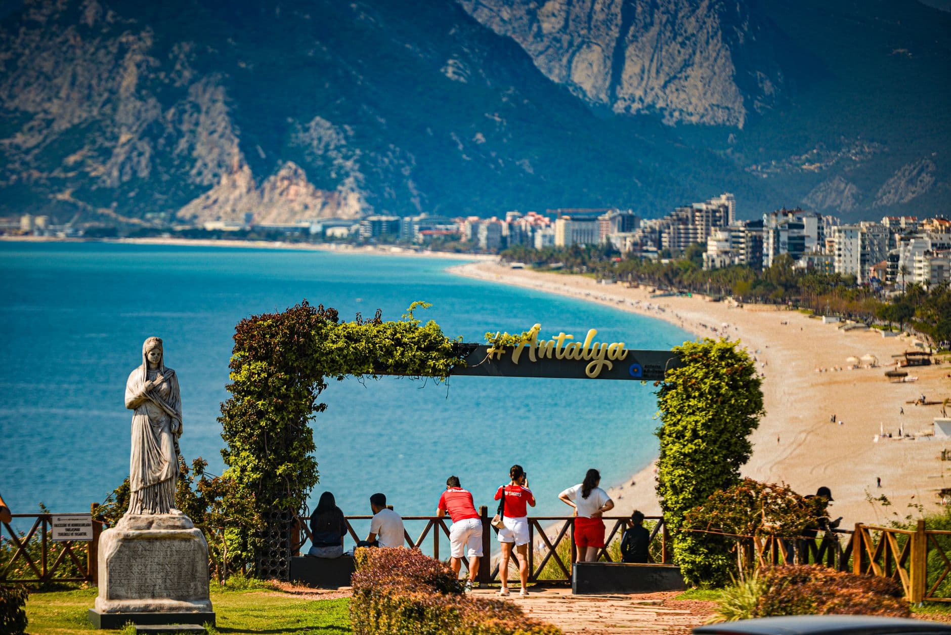 Antalya'da yabancı turist sayısı 6,5 milyonu aştı, otellerde doluluk yüzde 90'ın üzerinde