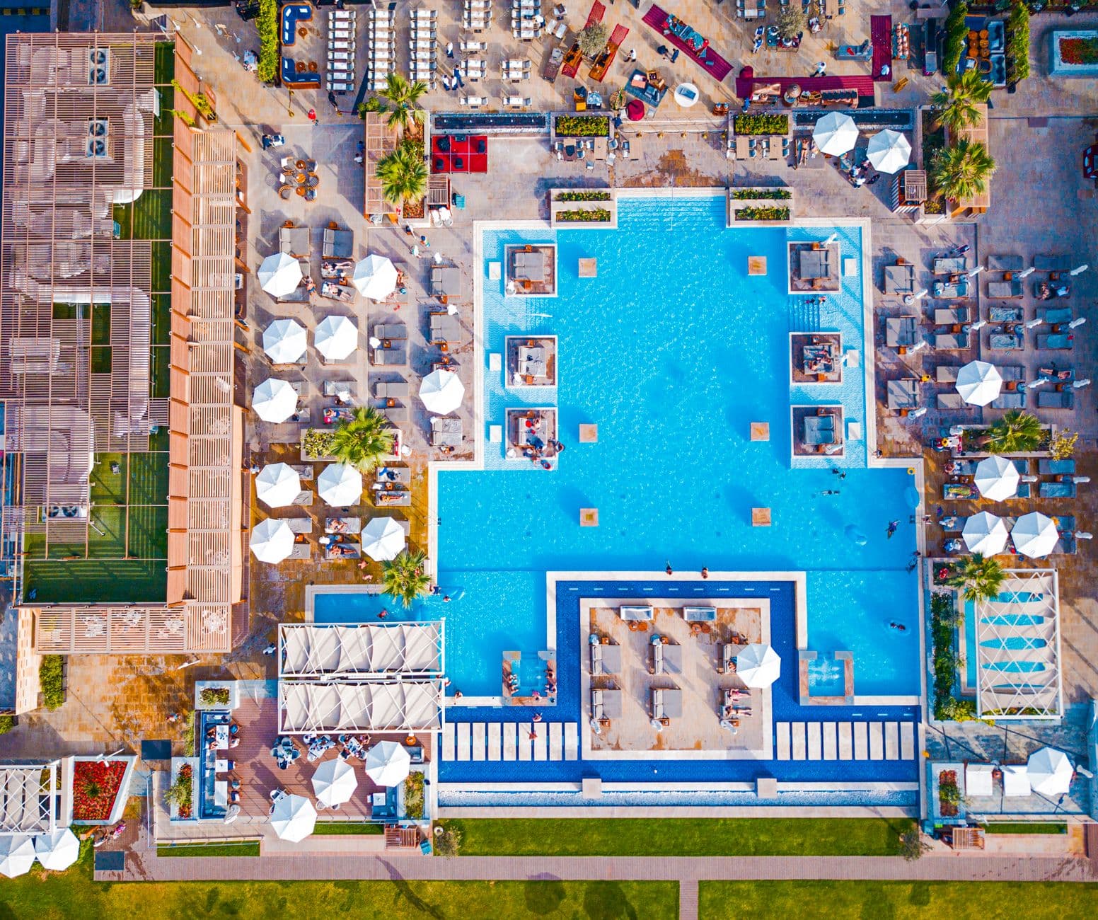 Raffles İstanbul'un açık havuzu Lounge6 yenilenerek hizmet vermeye başladı