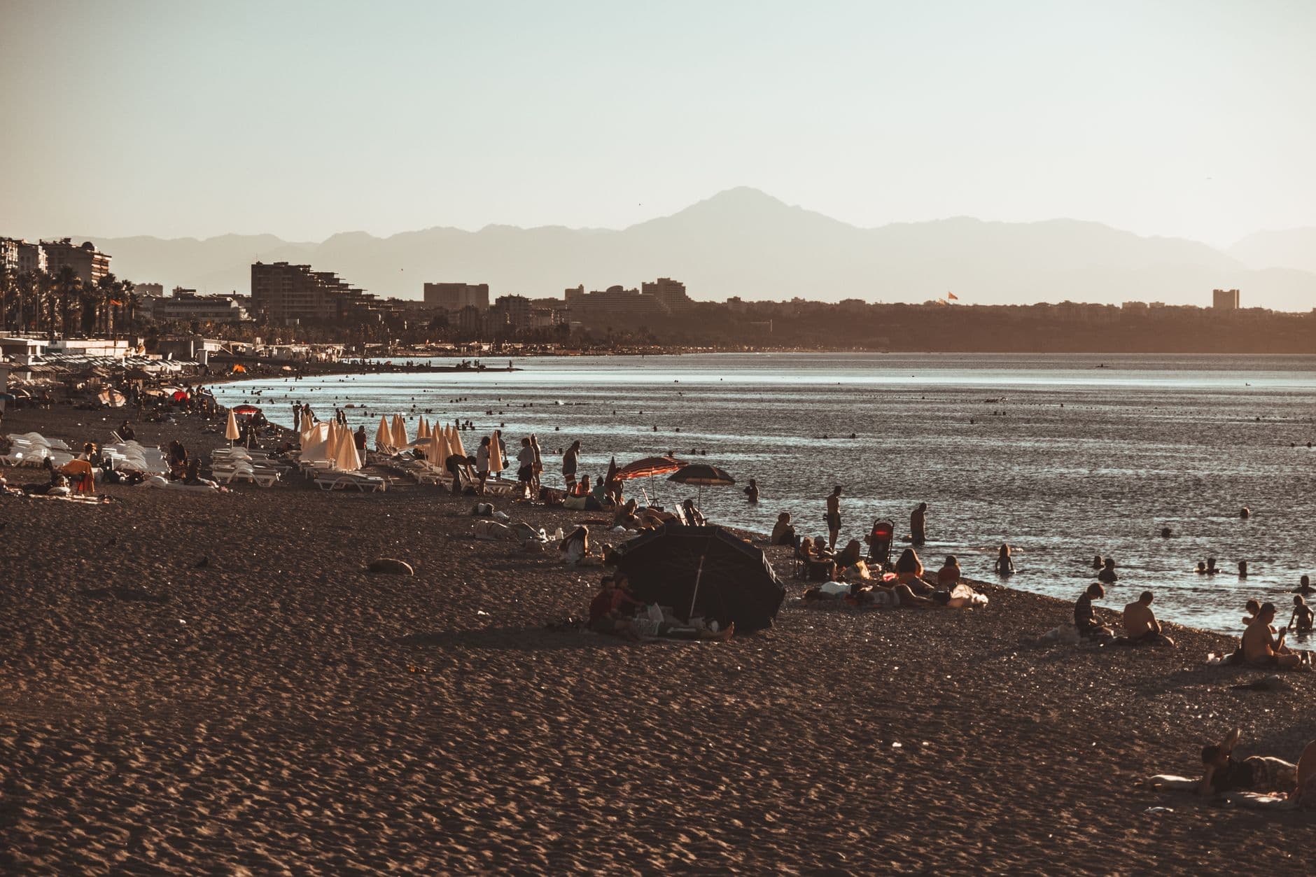 Ağustos'ta turist sayısı hafif geriledi, Antalya öncü konumunu korudu